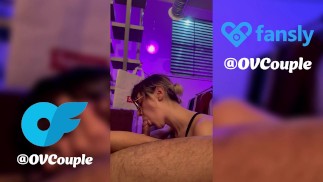 Zachte porno / nerdy meid met gekleurd haar die lul keelt