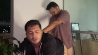 Sexo con mi amigo a escondidas y semen adentro en la terraza de la casa