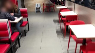 KFC - VOY COMO CLIENTE Y ME MASTURBO EN PÚBLICO