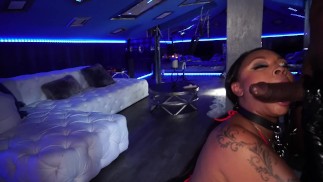 Grande Booty MILF esguicha na masmorra BDSM