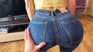 和穿着性感紧身牛仔裤的完美身材辣妹做爱