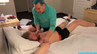 Bear DILF Bound domine et chatouille Hot mecs poilus