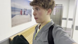 Twink si traveste da dottore e si masturba in ospedale