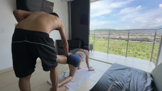 Le ayudo a mi latina hermanastra con su rutina de yoga para terminar haciendo unos ricos ejercicios.