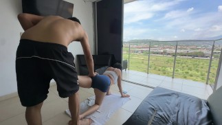 Le ayudo a mi latina hermanastra con su rutina de yoga para terminar haciendo unos ricos ejercicios.
