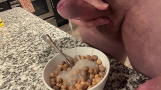 Culturista dotato scarica molteplici sborrate nei cereali