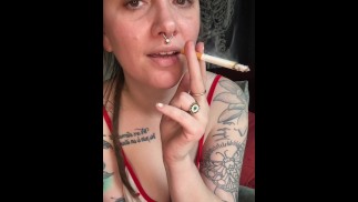 Roken maakte me geil & masturberen - Volledige video's op OF
