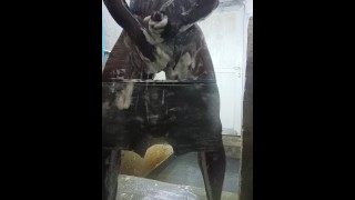 在裤子里撒尿，洗我的屁股和浓密的鸡巴，然后在这个过程中射精
