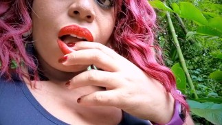 garota de ébano com lábios Thick quer um pau de verdade na boca