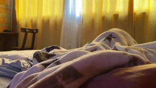 Hladím ranní dřevo svého velkého penisu, dokud se nedostanu do postele