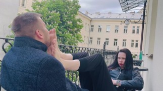 Dita schmutzigen Füße werden mit der Zunge eines Sklaven gereinigt