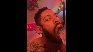 Schlampiges Halstraining mit riesigem Dildo