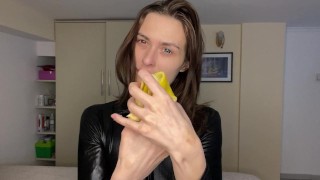 Latex Fetish plagen - Geoliede bananendomminatie en verpletteren POV 🍌🖤