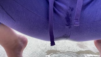Tenir le pipi en balayant - Fille mouillant pantalon sur le balcon - Pantalon de mouillage pipi désespoir