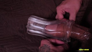 Papa à grosse bite poilue baise une Fleshlight transparente et le remplissant de sperme