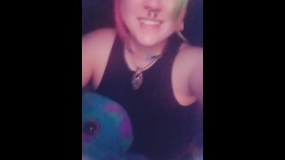 Gótica com piercing envia vídeo mostrando grandes mamas naturais, tocando buceta raspada perfeita