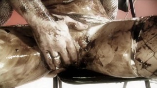 Großbrüstige Brünette Jodi James wird in Chocolate zum Saugen und Ficken gehüllt