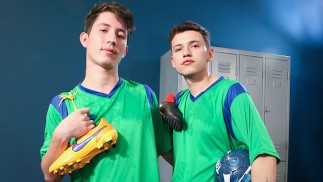Teamgenoten Jake Lotti & Loick Gauthier worden wild in de kleedkamer na zweterige workout - Latin Leche