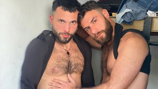 Hot Latino řidič Rodrigo El Santo svádí fotbalistu Eric Deena a tvrdě ho šuká - Dick Rides