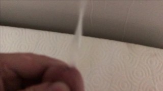 Писаю на всю кровать, ковер и стены !!