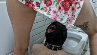Pissing. Niewolnik toalety. Dominatrix sika w usta i na ciało swojego niewolnika.