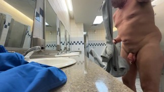 Changer de vêtements entièrement nu dans les toilettes publiques.  Ma chose préférée !