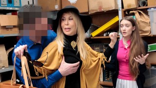 Queste ragazze Hot sanno rubare, ma sanno anche succhiare il grosso cazzo della guardia giurata