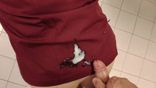 Eu comi o legista em seu banheiro privado e ele goza no meu uniforme