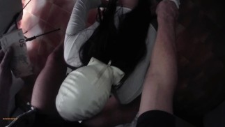 一个美丽的荡妇的POV视频，他拿钱给口活和吞下精液