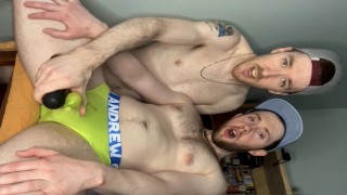 Twinks 射精在他们的内裤