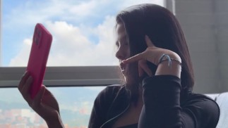 Kolumbijská teenagerka vypadala dobře při pořizování selfie, tak jsem ji ohnul