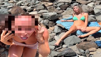 seks i lodzik publicznie na plaży od blondynki i brunetki