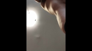 Sexy moeder doet huishoudelijk werk naakt. Hot latina harig poesje, grote tieten, grote kont.