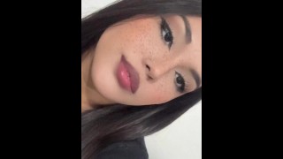 Latina se maquirette d’une ❤️ brunette