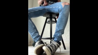 Pelo largo se masturba y se corre en sus converses destrozadas - vista del piso