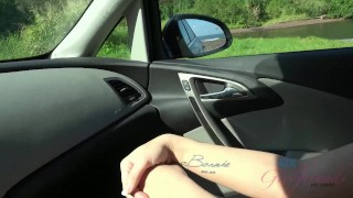 Na het wandelen met Bailey Brooke zuigt ze je lul in de auto