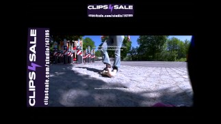 Voorbeeld clip | Meisje met haar favoriete schoenen Nike Shox gedragen met nylons en de boze teddybeer
