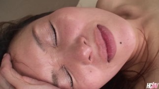 La hottie asiatica Hitomi Kanou è alla ricerca di un cazzo per riempire la sua figa