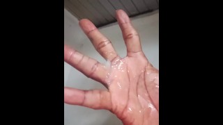 另一个小便和抽搐的插曲，谁在乎舔掉我手上的浓稠精液