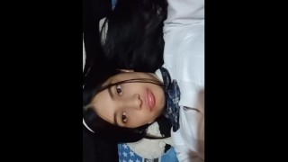 18歳の女子高生は彼女のステップブラザーに4つすべてに彼女を与えるように頼みます彼女はそれを非常に角質に愛しています