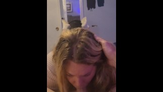 切尔西吮吸你的鸡巴 POV 并像一个好家庭主妇一样承受你的负荷