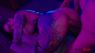 Une MILF latina aux gros seins et au cul juteux baise et chevauche un monstre de la BBC