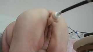 a buceta do vizinho esguicha poderosamente do sexo com uma máquina de sexo