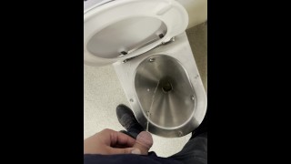 Mijo público com prepúcio puxado – Pau pequeno não circuncidado no banheiro do trem Deutsche Bahn