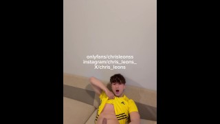 WŁOSKI 🇮🇹TWINK 🍑🍑SZARPIE SIĘ OGLĄDAJĄC PORNO