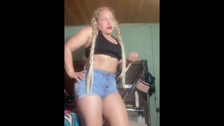 Mujer sola en casa
