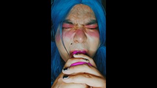 SissyはMistressのためにディルドを吸う