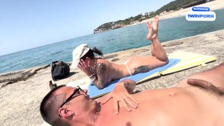 Seksowna wytatuowana brunetka wygrzewa się topless ze swoim chłopakiem, oboje pomijając bieliznę na słoneczny pocałunek