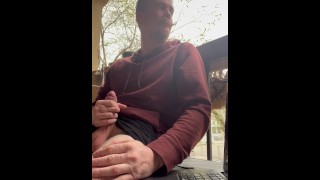 Пойманы кончающими на балконе: две женщины останавливаются, чтобы посмотреть, как я кончаю для них.