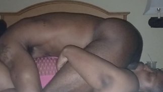 BOLAS GRANDES SENTADAS EM SUA BOCA ENQUANTO GORILLA PUNCHER COME SUA BUCETA!!!!!!!!!!